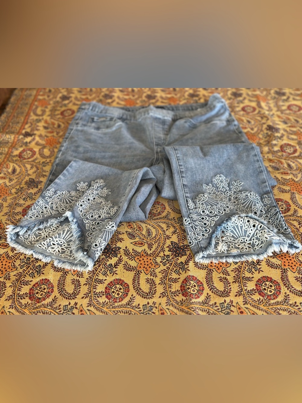 Light Blue Embroidered Ankle Jeans with Frayed Hem
